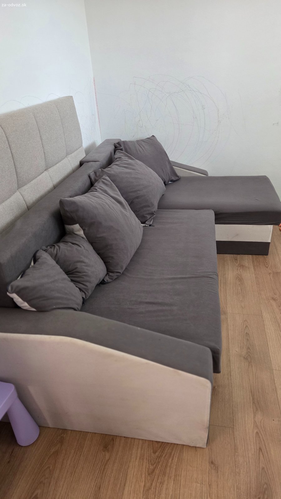 Darujem rokladaci gauc s uloznym priestorom. Sedo/biela latka , v tvare L, prava vystupena cas s otvaracim boxom, prenos: 
3ks(diely) na prevoz, dodavka vitana...
Podobne tovaru https://www.sg-nabytok.sk/sk/rozkladacia-rohova-sedacia-suprava-hewlet-model-2-cierna-biela