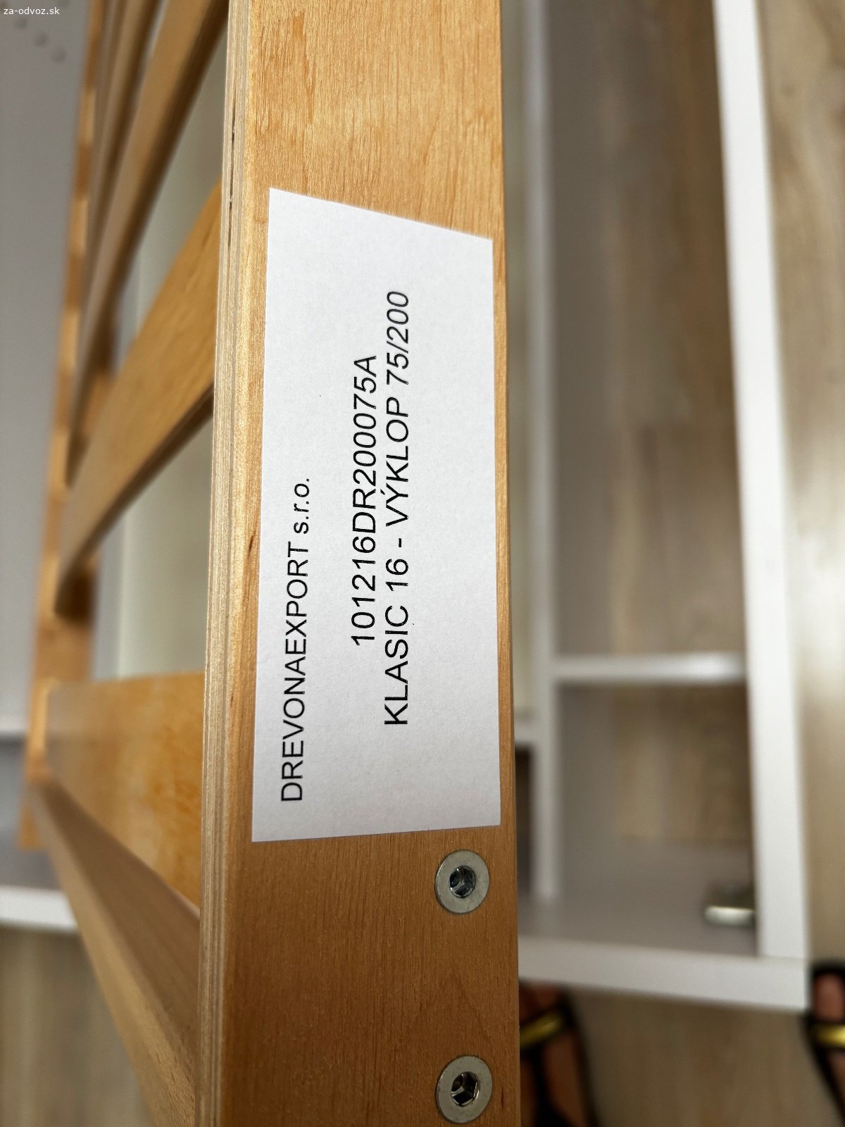 Darujem výklopný rošt Drevona Klasik aj s kovaním. Darujem kompletný výklopný drevený rošt Drevona na posteľ šírky 80cm, aj s kovaním a skrutkami za odvoz. Darujem aj druhý rošt, ktorý je nekompletný (chýbajú dve lamely).