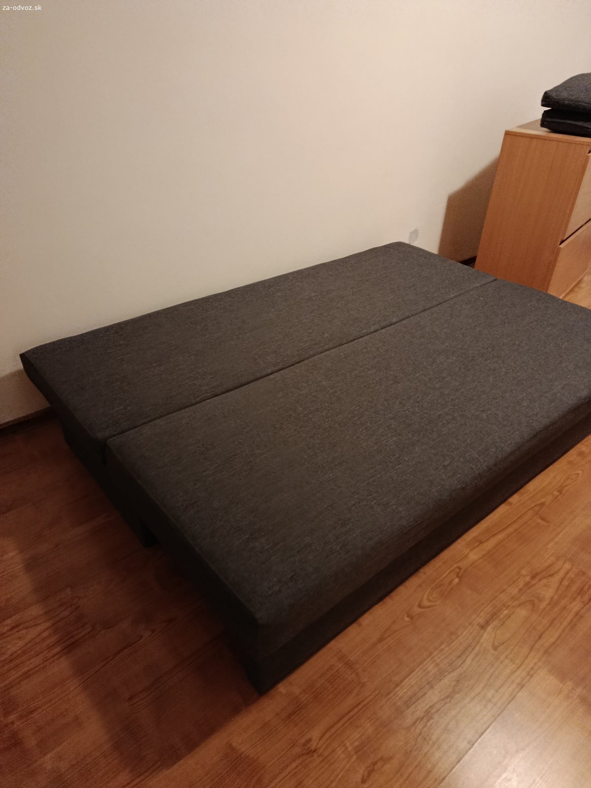 Darujem rozkladacia pohovku s úložným priestorom. Darujem rozkladaciu pohovku s úložným priestorom, rozmery 188x 80 cm, tmavo šedá, možnosť vytvoriť lôžko so šírkou cca 170cm