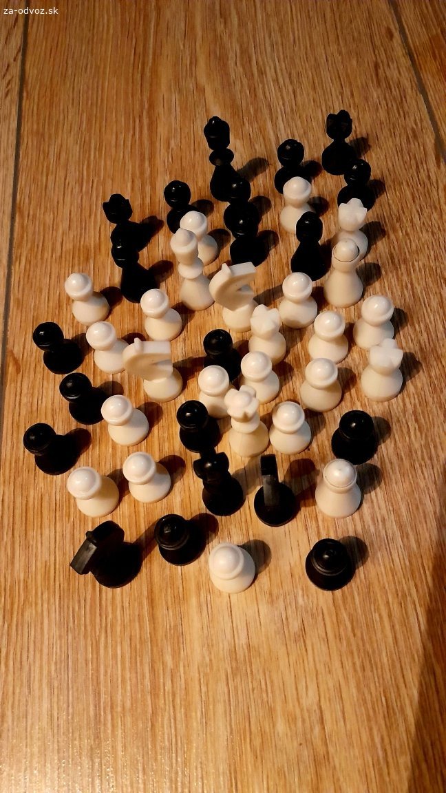 Darujem šachové figúrky, šach. Darujem šachové figúrky. Jedny sú drevené a druhé plastové. Bez šachovnice.