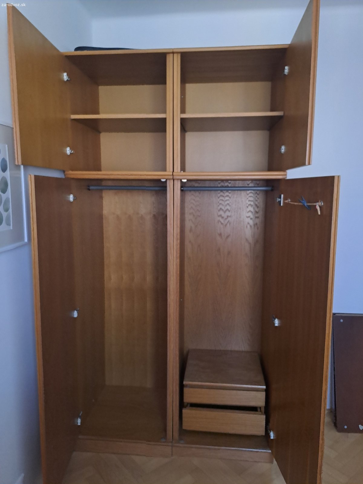 Darujem šatníkové skrine s nadstavcami. Darujem staršie ale plne funkčné šatníkové skrine s nadstavcami.
Sektorovy nabytok Princip, dubová dyha.
Šatník
DxŠxV - 60cm x 60cm x 168cm
Nadstavec
DxŠxV - 60cm x 60cm x 68 cm

Osobný odber - Bratislava Mlynské Nivy