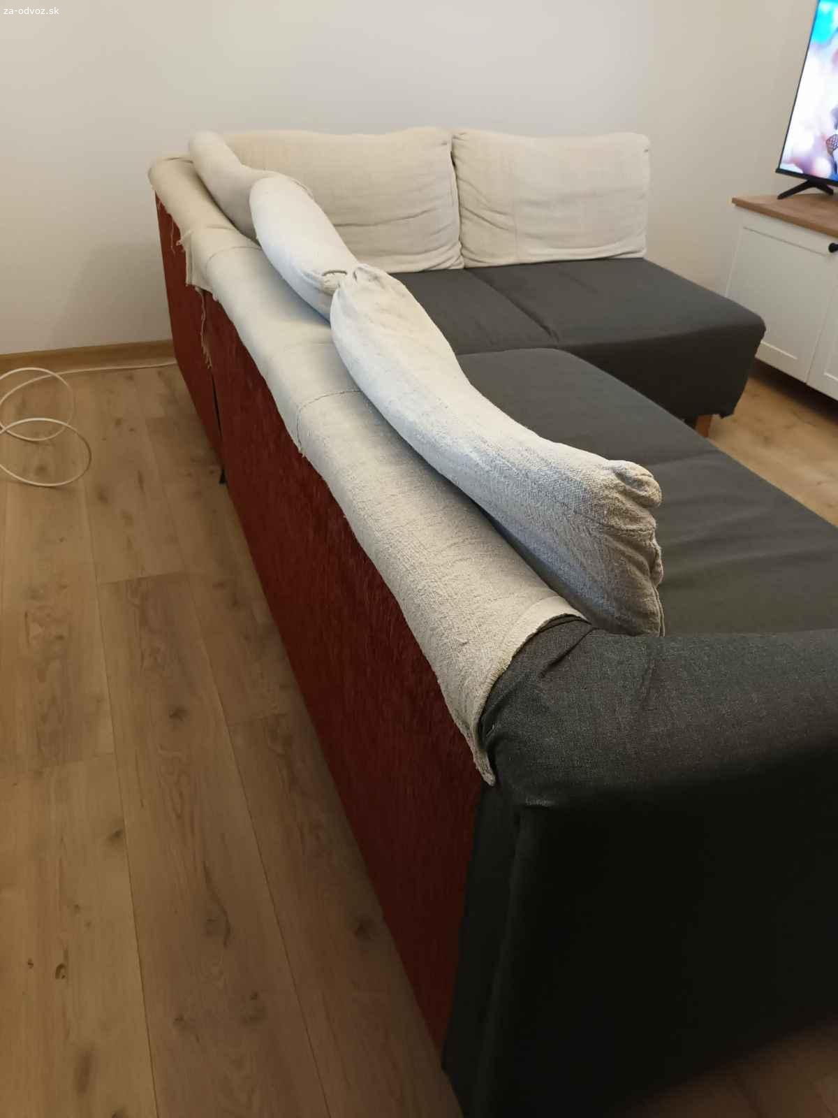 Darujem sedačku a taburetku. Sedačka je podomácky prečalúnená, zadná strana je v pôvodnej farbe. Nie je roztrhnutá (ani pôvodný poťah nebol). NEDÁ sa rozkladať. Je k nej jedna taburetka. ODVOZ nezabezpečujem, NEPOSIELAM kuriérom. Odber v Tovarníkoch okr. Topoľčany.