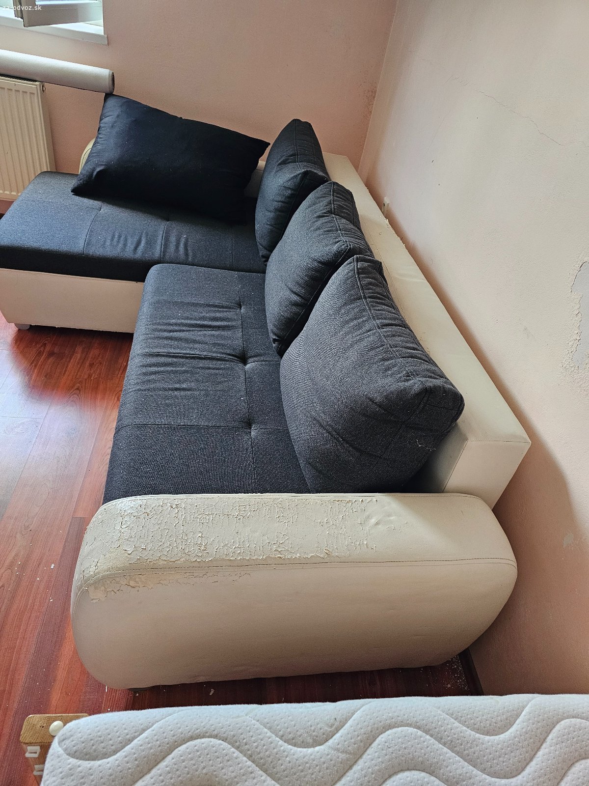 Darujem sedačku za odvoz len osobny odber. Srdačka ma mierne poškodenia vidtelne na foto.
Da sa rozložit . Rozmery : 150x260
Treba si ju zniest z 1 . poschodia