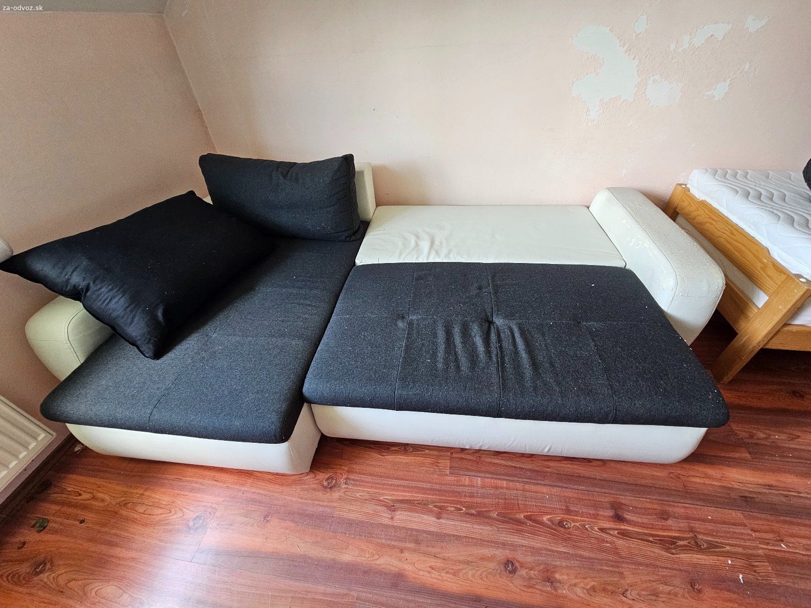 Darujem sedačku za odvoz len osobny odber. Srdačka ma mierne poškodenia vidtelne na foto.
Da sa rozložit . Rozmery : 150x260
Treba si ju zniest z 1 . poschodia