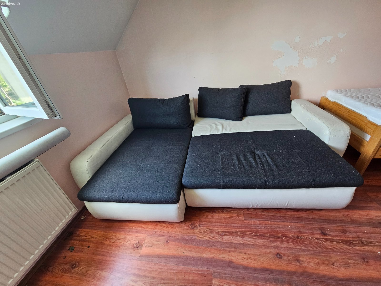 Darujem sedačku za odvoz len osobny odber. Srdačka ma mierne poškodenia vidtelne na foto.
Da sa rozložit . Rozmery : 150x260
Treba si ju zniest z 1 . poschodia
