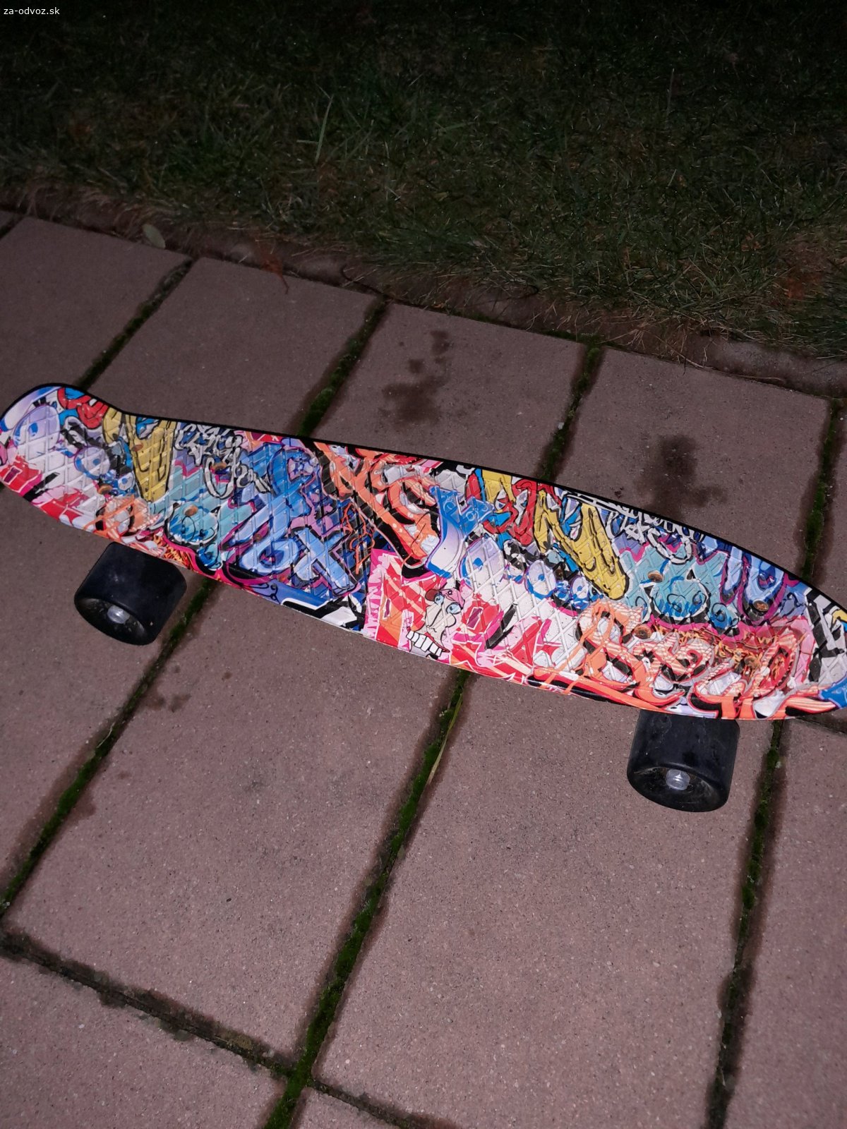 darujem skateboard. darujem skateboard. bol to darcek pre syna na vianoce, ale nepouziva sa. odviezol sa na nom asi len raz. cokoloada potesi, nie je podmienkou.