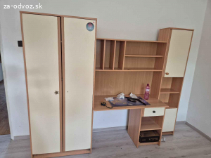 Darujem skrine dost viditelne znamky pouzivania
