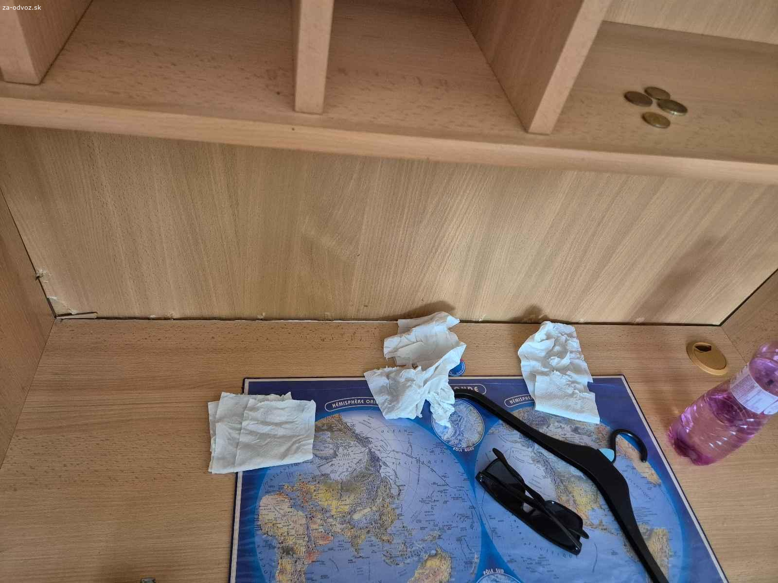 Darujem skrine dost viditelne znamky pouzivania. Darujem skrine, su na nich vidno velke znamky pouzivania.