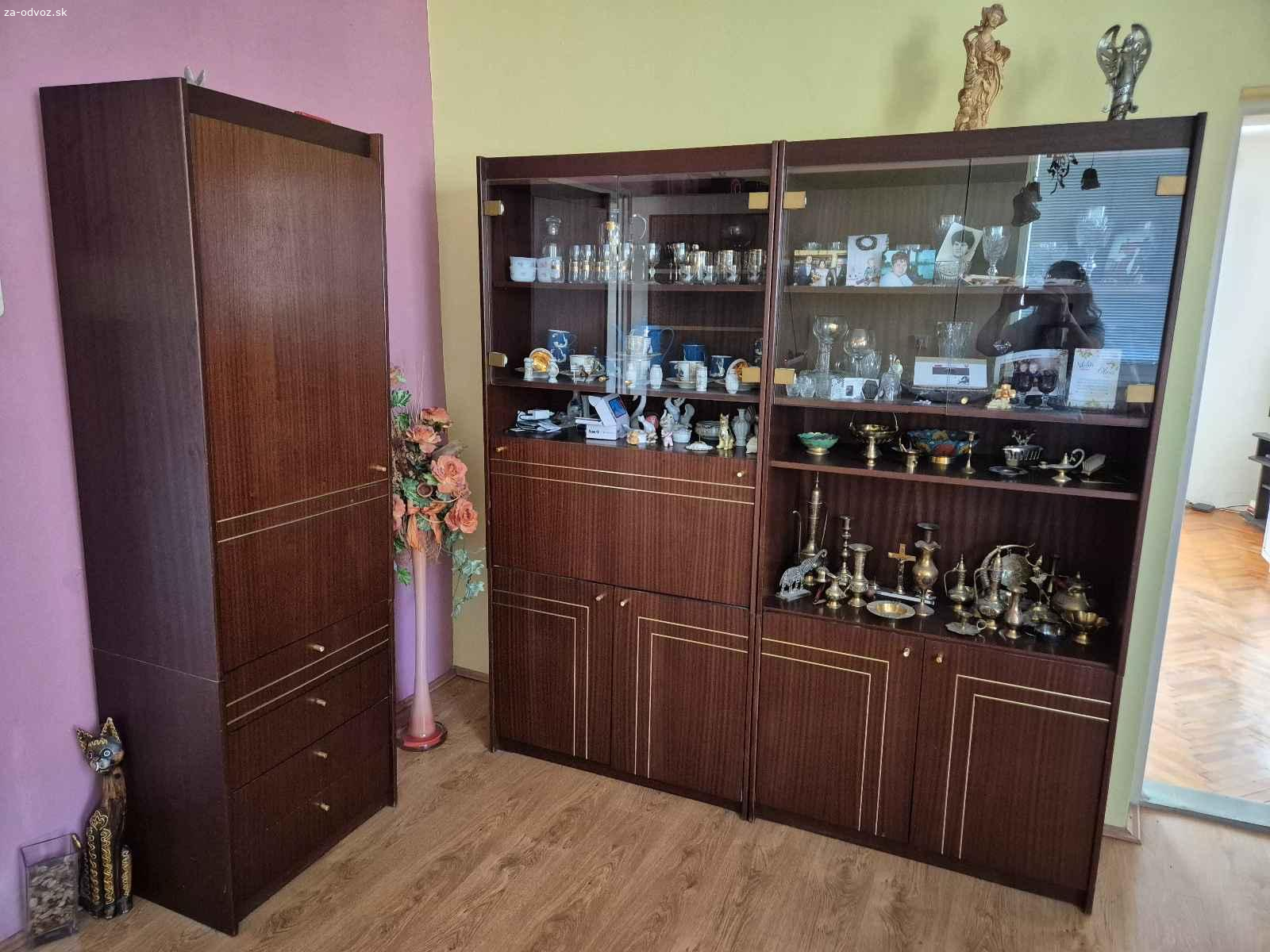 Darujem skrine dost viditelne znamky pouzivania. Darujem skrine, su na nich vidno velke znamky pouzivania.