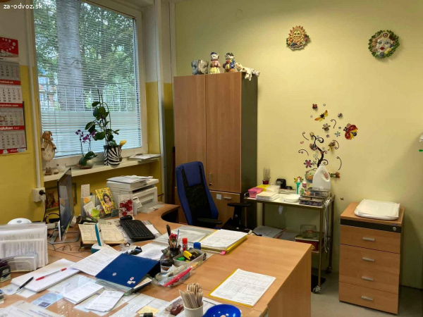 Darujem skrine, velke kancelarske stoly