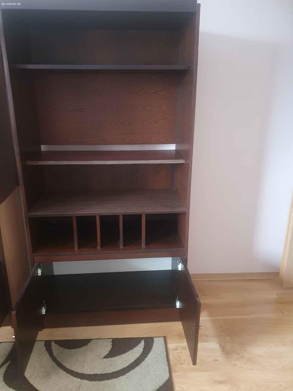 Darujem skrine. Darujem staršie obývačkove skrine v dobrom stave.
Rozmery skríň sú totožné, a to:
174.5x89x42
(Výška x Šírka x Hĺbka)