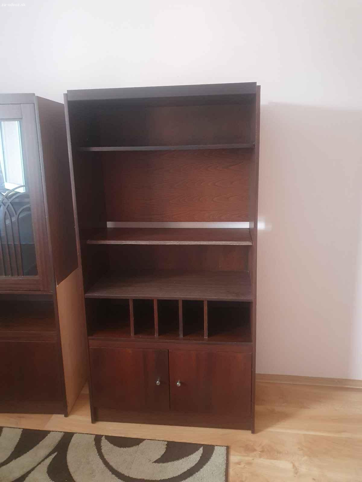 Darujem skrine. Darujem staršie obývačkove skrine v dobrom stave.
Rozmery skríň sú totožné, a to:
174.5x89x42
(Výška x Šírka x Hĺbka)