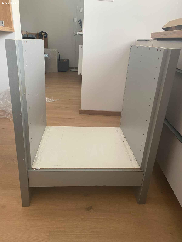 Darujem skrinku na varnu dosku a ruru