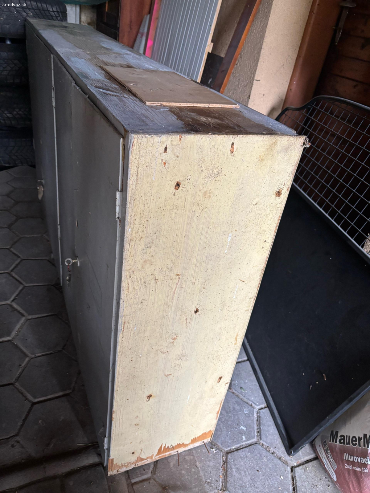 Darujem skriňu 200x95x32