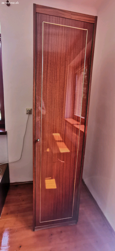 Darujem skrinu 50x60x205