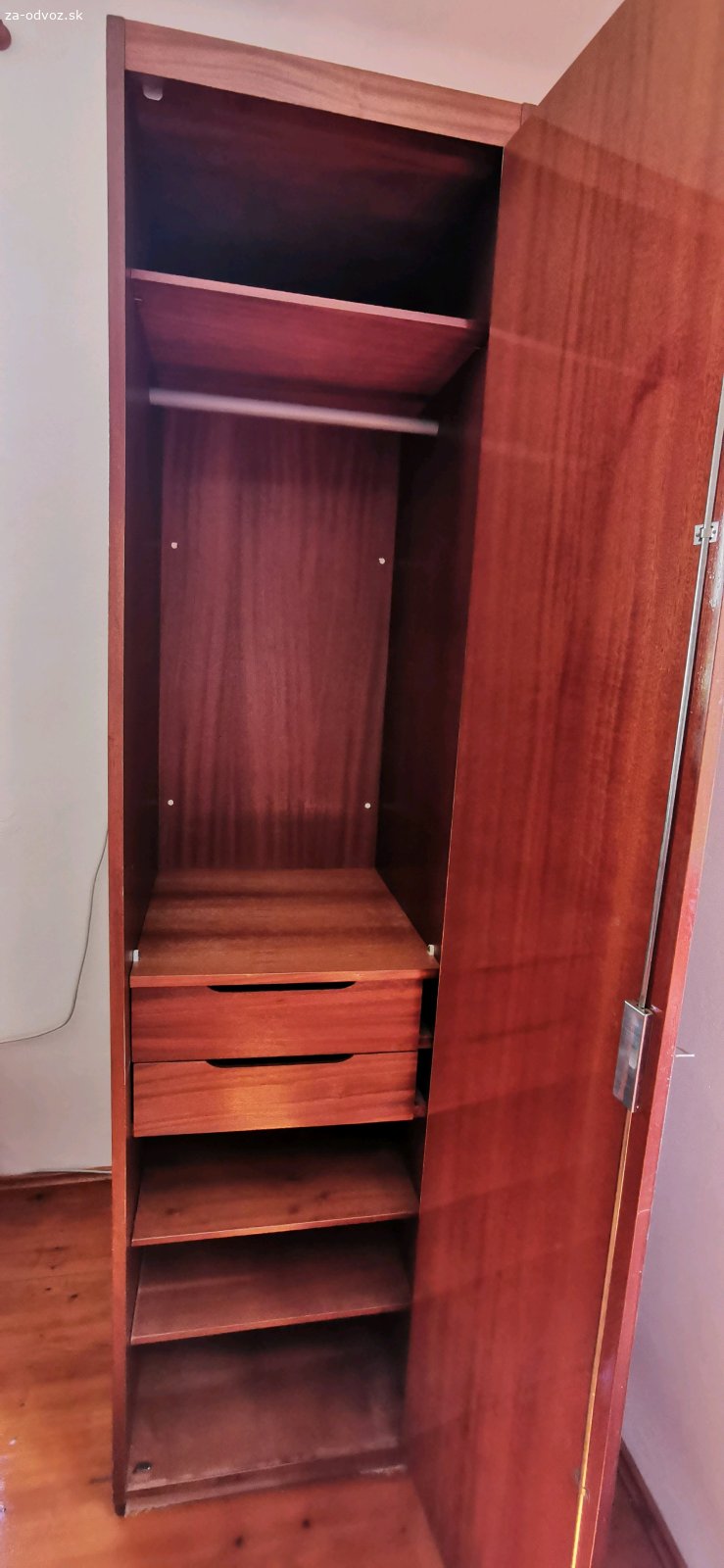 Darujem skrinu 50x60x205. Dakujem skriňu. Skriňa je plne funkčná, rozmery hĺbka 60, šírka 50, výška 205. vhodná do chodby na bundy, čiapky, šále, rukavice. My sme ju používali na detské veci, aktualne u nás už nemá využitie a radi by sme ju darovali do dobrých rúk.