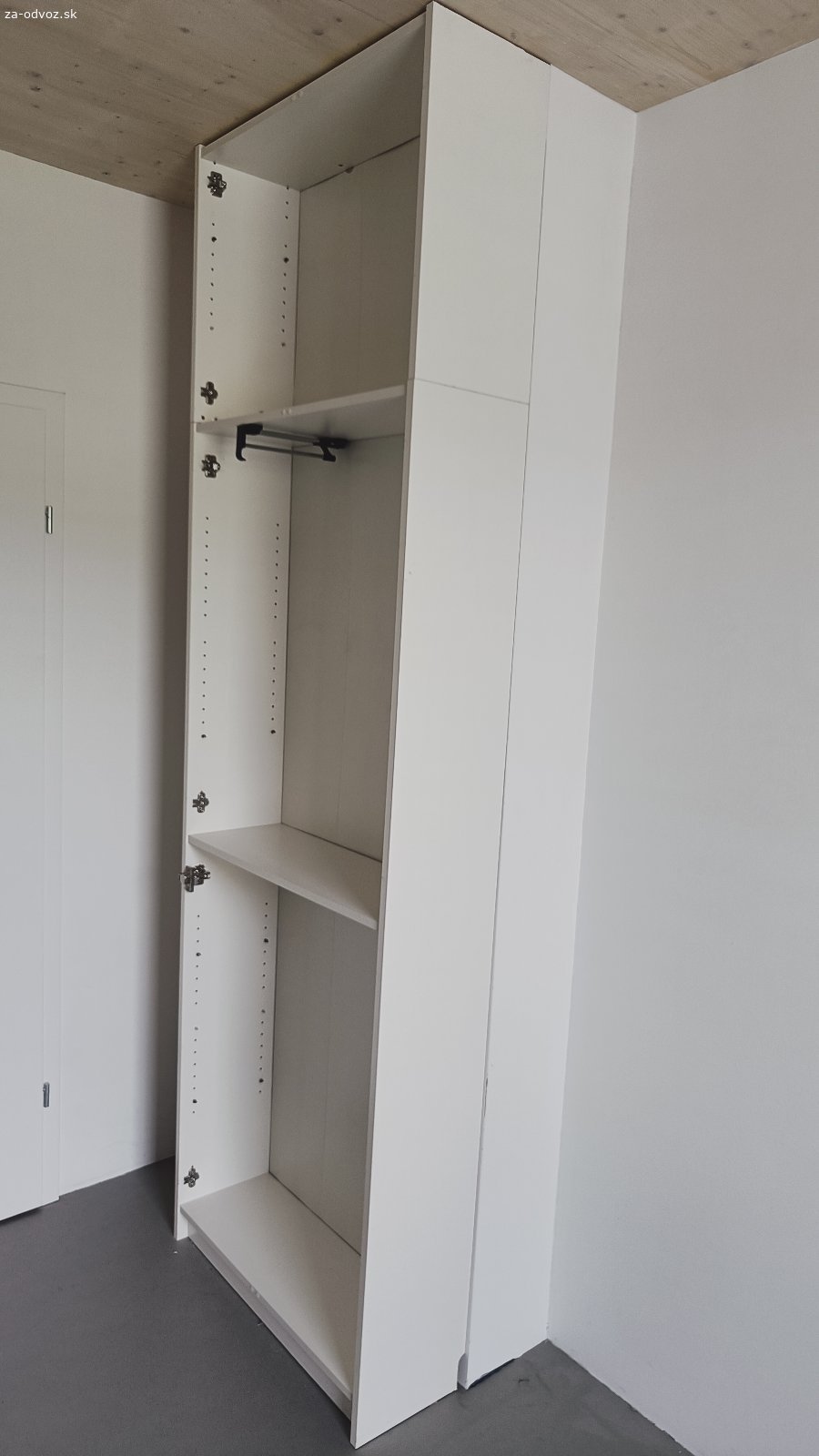 Darujem skriňu IKEA. Darujem za odvoz skriňu ikea Billy s dorobenými dvierkami a nadstavcom. Spodné ľavé dvierka padajú. Je potrebné ich opraviť.