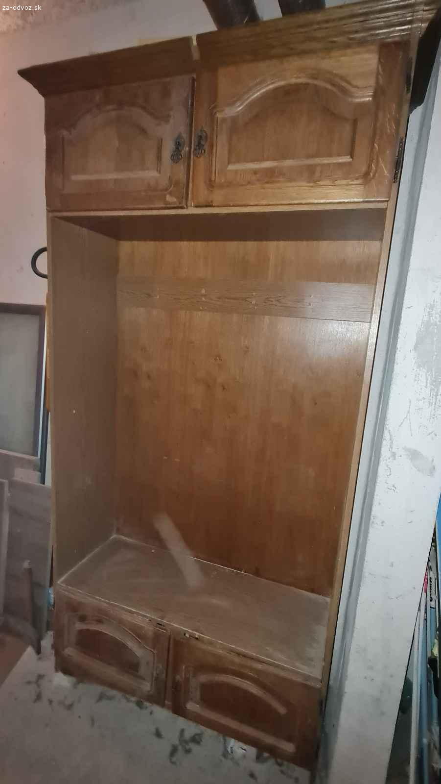 Darujem skriňu za odvoz.