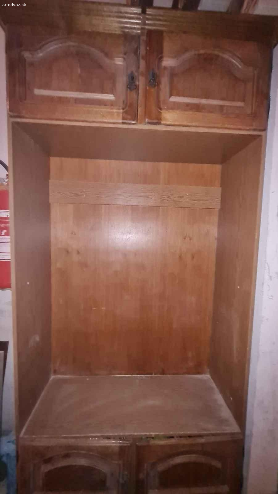 Darujem skriňu za odvoz.