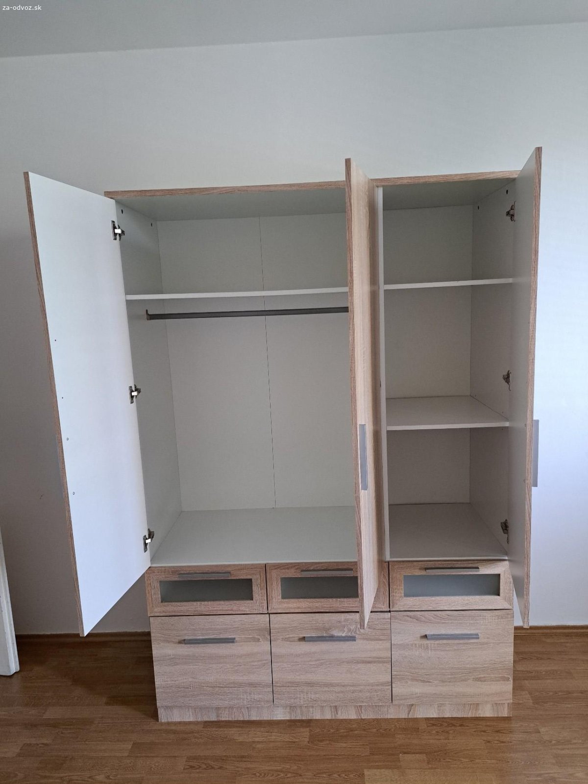Darujem skrinu za odvoz. Sirka 136cm, vyska 198cm