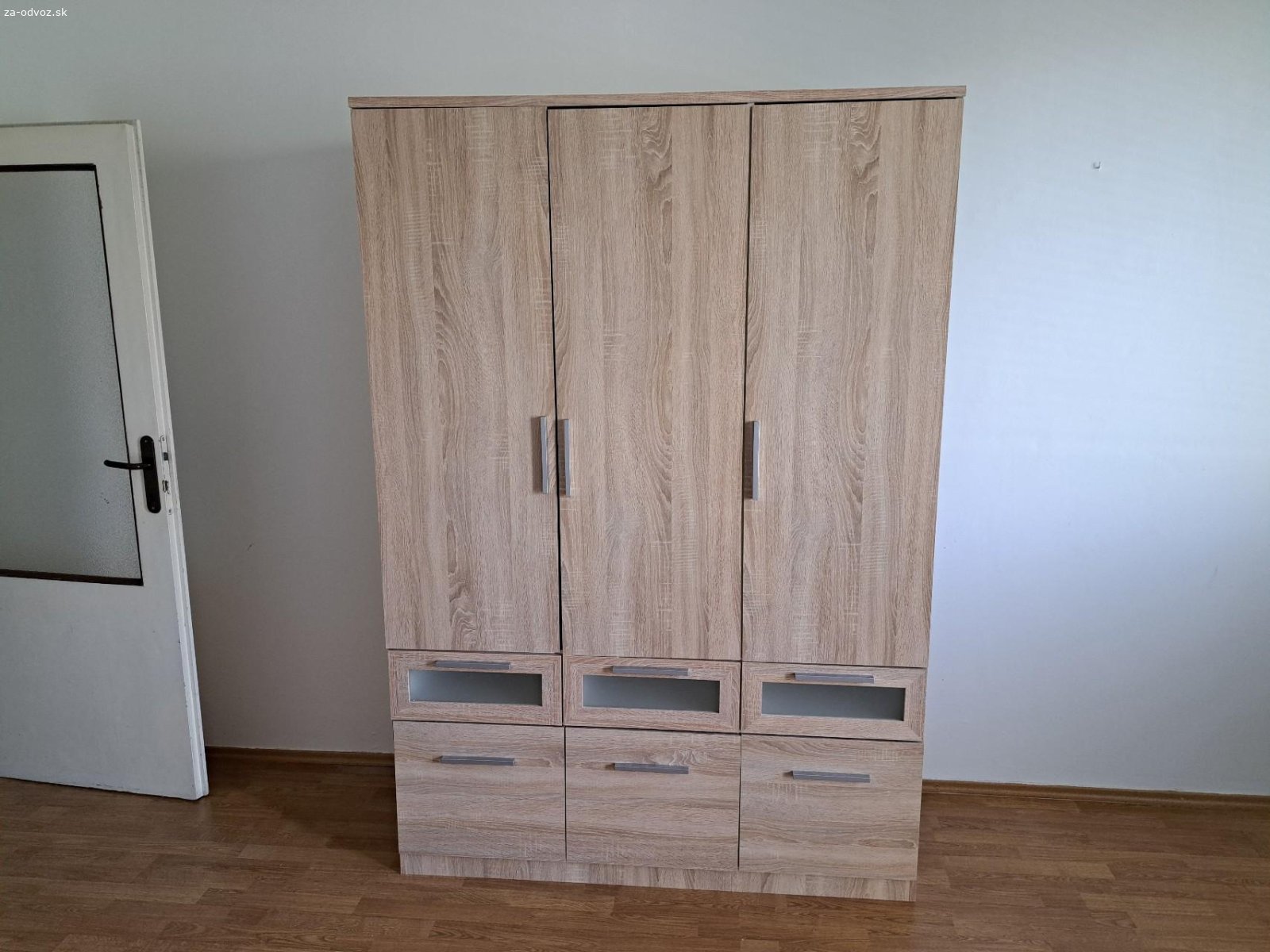 Darujem skrinu za odvoz. Sirka 136cm, vyska 198cm