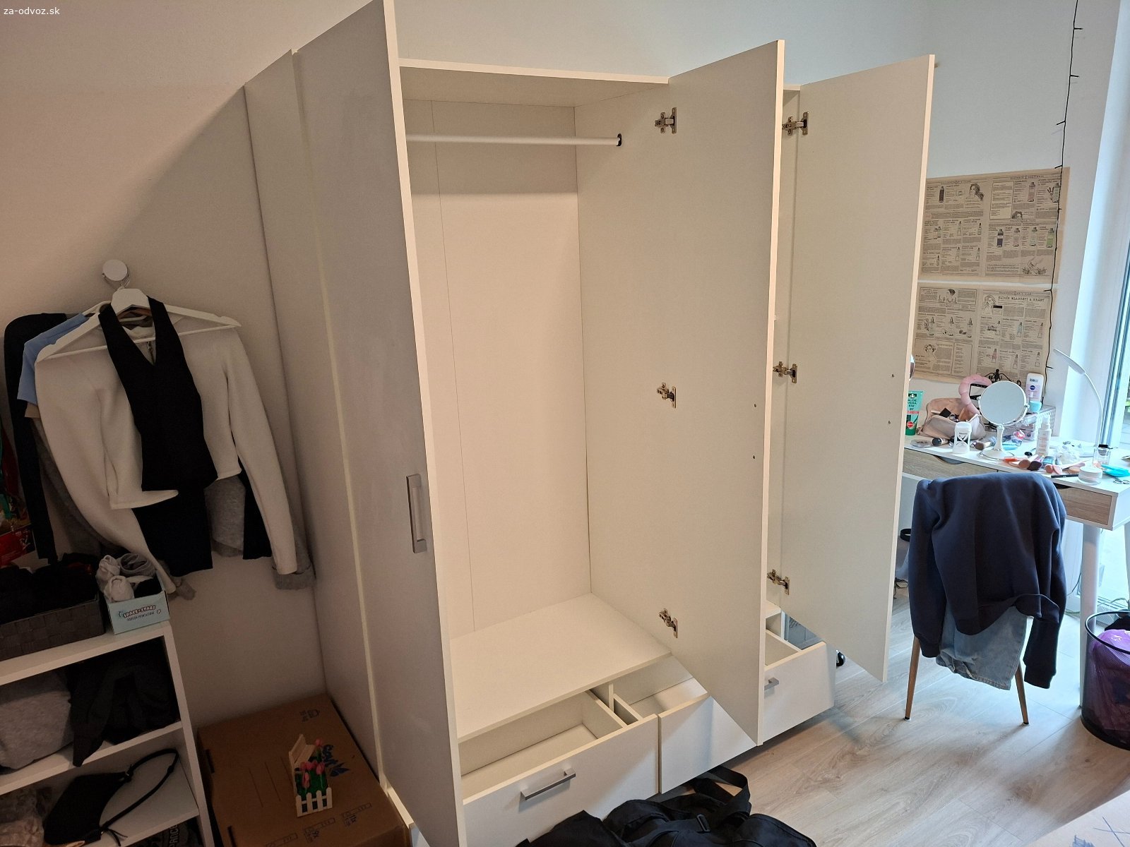 Darujem skrinu. Darujem skrinu o rozmere 160x55, vyska 200. Biela. Odporucam na odvoz 2 ludi a gurtne. Stahovanie z -1. poschodia.
