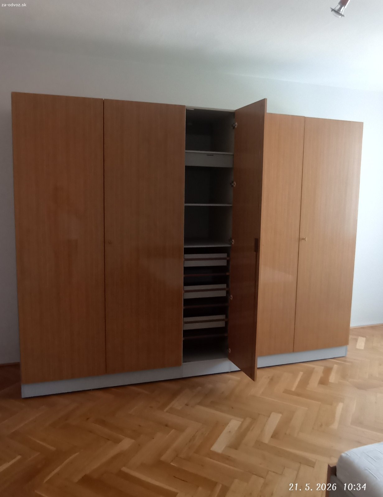 Darujem skriňu. Darujem za odvoz 5-dverovú skriňu zo spálňovej zostavy.