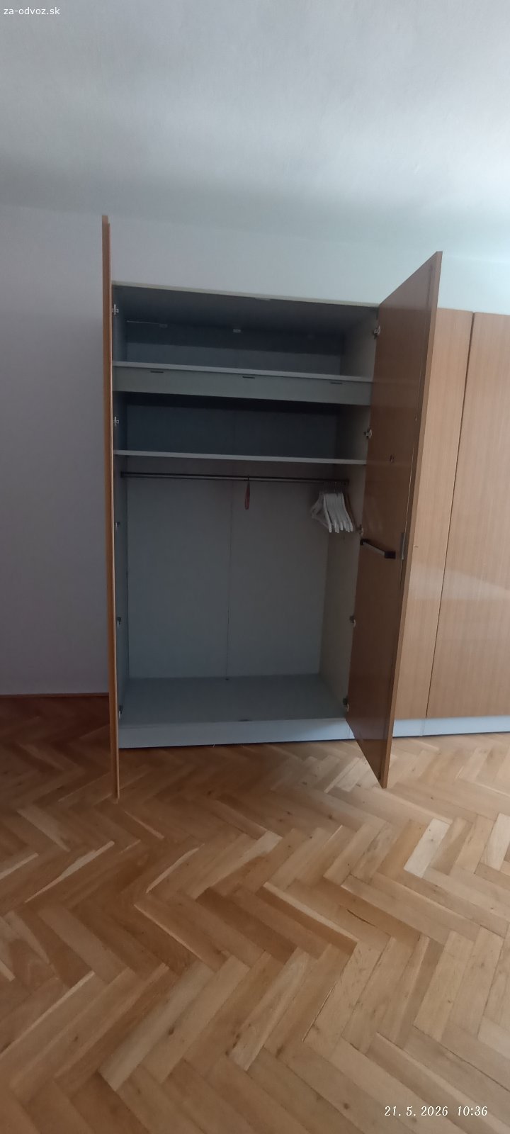 Darujem skriňu. Darujem za odvoz 5-dverovú skriňu zo spálňovej zostavy.