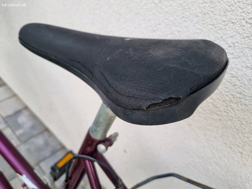 darujem starsi damsky bicykel. treba cosi poopravovat, mozno vymenit pneumatiky, ake inak je pojazdny