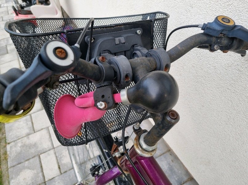 darujem starsi damsky bicykel. treba cosi poopravovat, mozno vymenit pneumatiky, ake inak je pojazdny