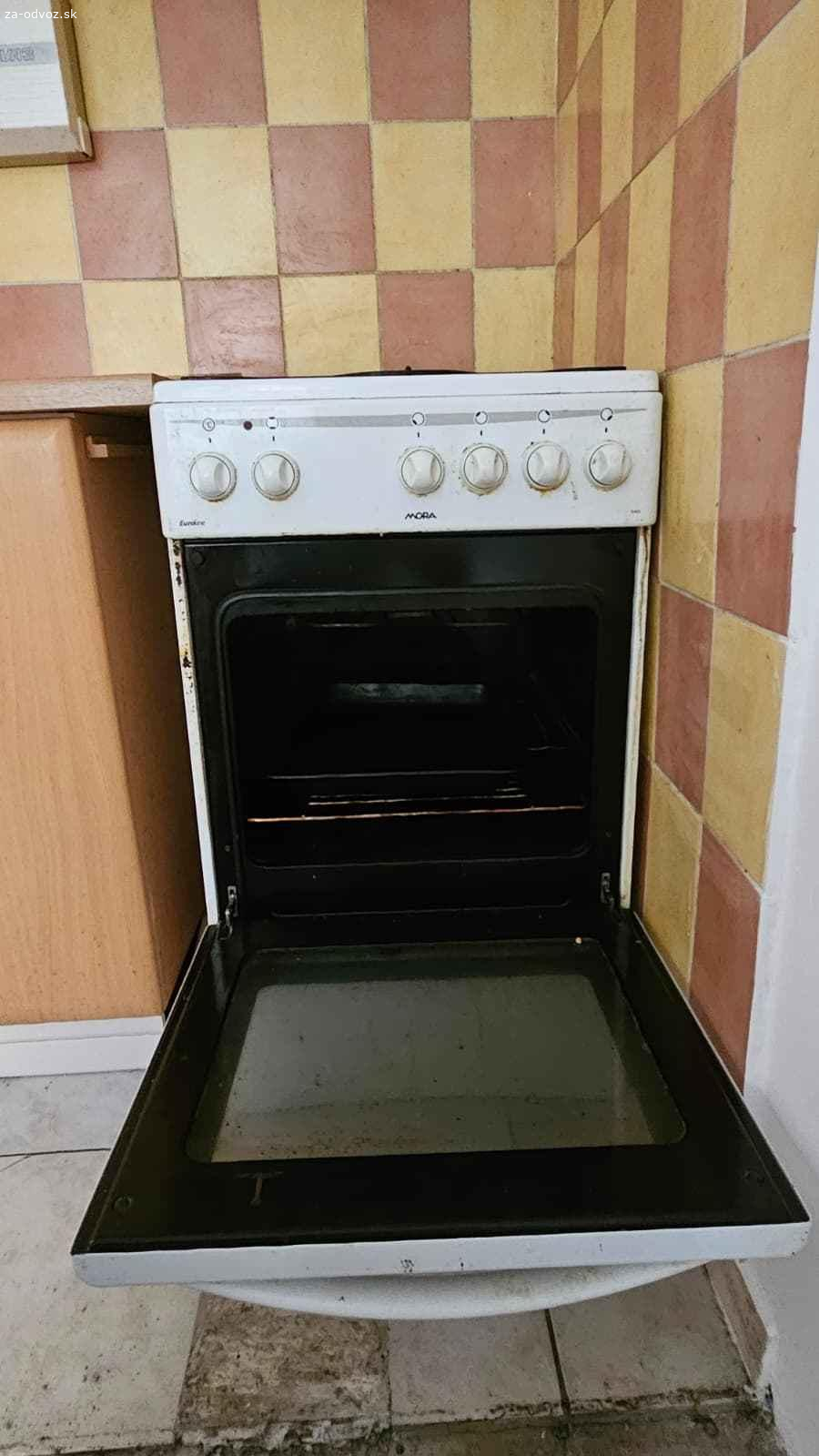Darujem starší plynový sporák. Darujem starší plynový sporák po pôvodnej majiteľke bytu.