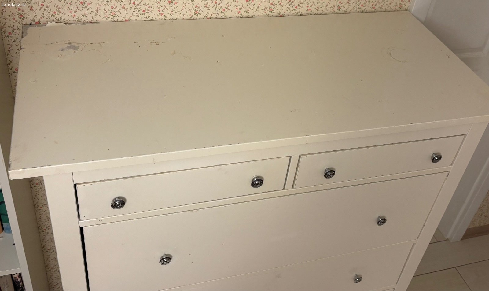Darujem starsiu komodu IKEA Hemnes. Komodu je potrebne spevnit, aby bola plne funkcna a sufliky dobre drzali. Ma tiez povrchove poskodenia.