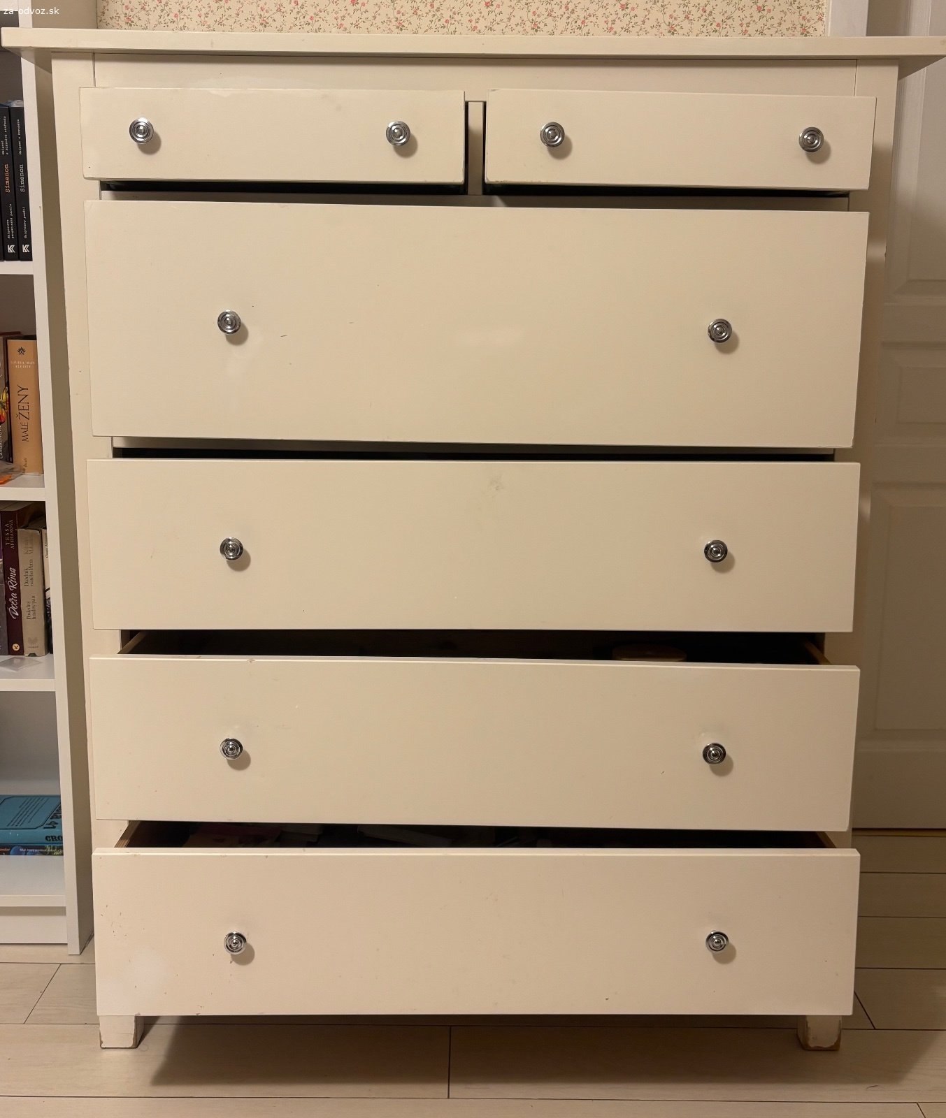 Darujem starsiu komodu IKEA Hemnes. Komodu je potrebne spevnit, aby bola plne funkcna a sufliky dobre drzali. Ma tiez povrchove poskodenia.
