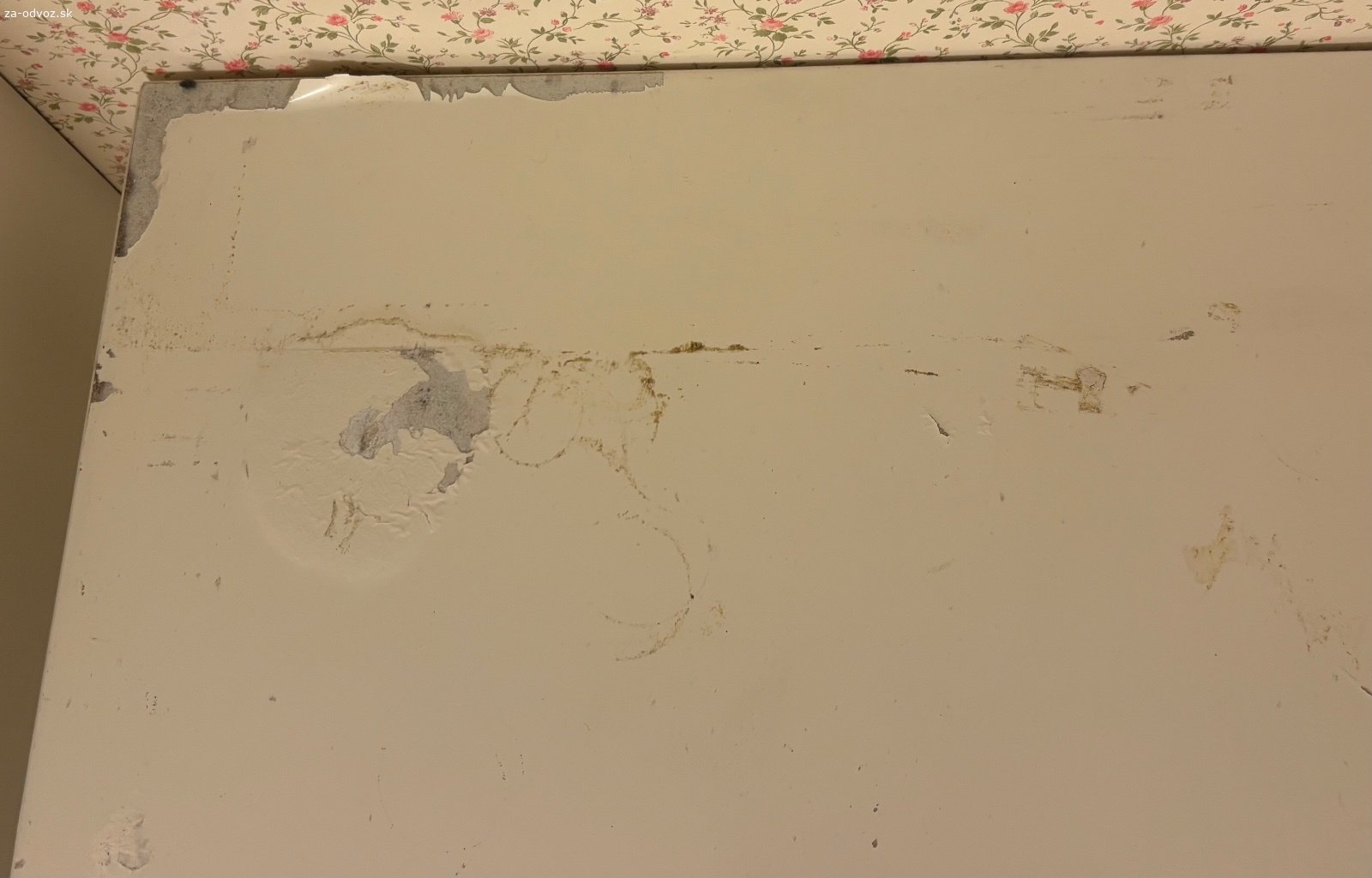 Darujem starsiu komodu IKEA Hemnes. Komodu je potrebne spevnit, aby bola plne funkcna a sufliky dobre drzali. Ma tiez povrchove poskodenia.