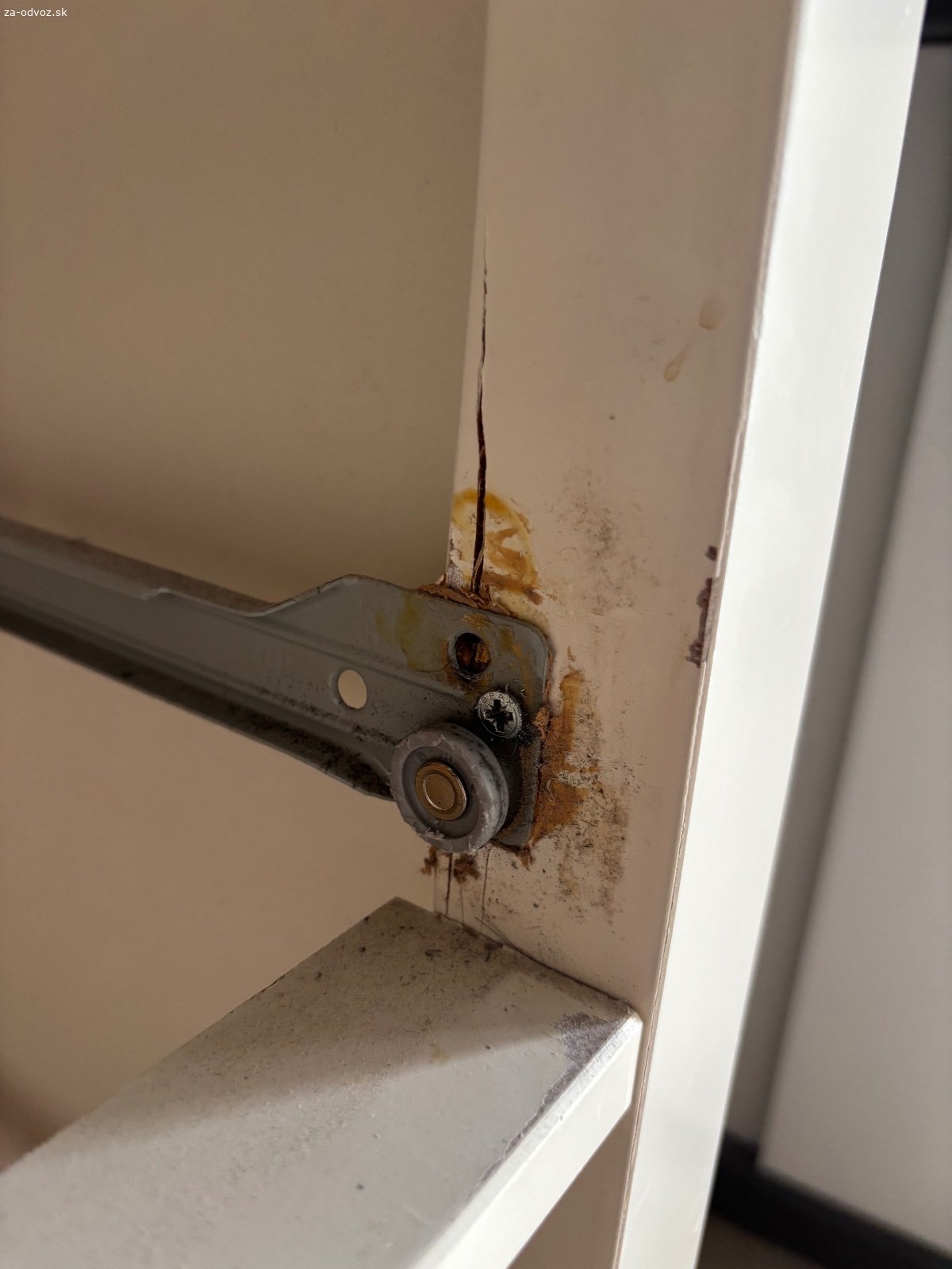 Darujem starsiu komodu IKEA Hemnes. Komodu je potrebne spevnit, aby bola plne funkcna a sufliky dobre drzali. Ma tiez povrchove poskodenia.