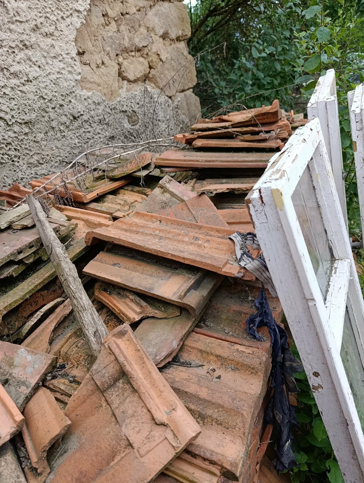 Darujem starú strešnú krytinu. Materiál je pred bránou, môžete si odviesť, číslo domu je odfotené.