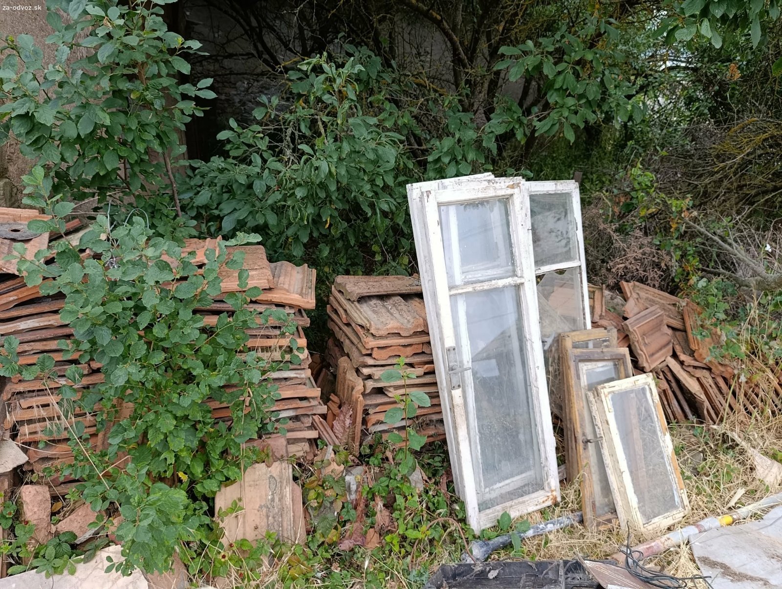 Darujem starú strešnú krytinu. Materiál je pred bránou, môžete si odviesť, číslo domu je odfotené.