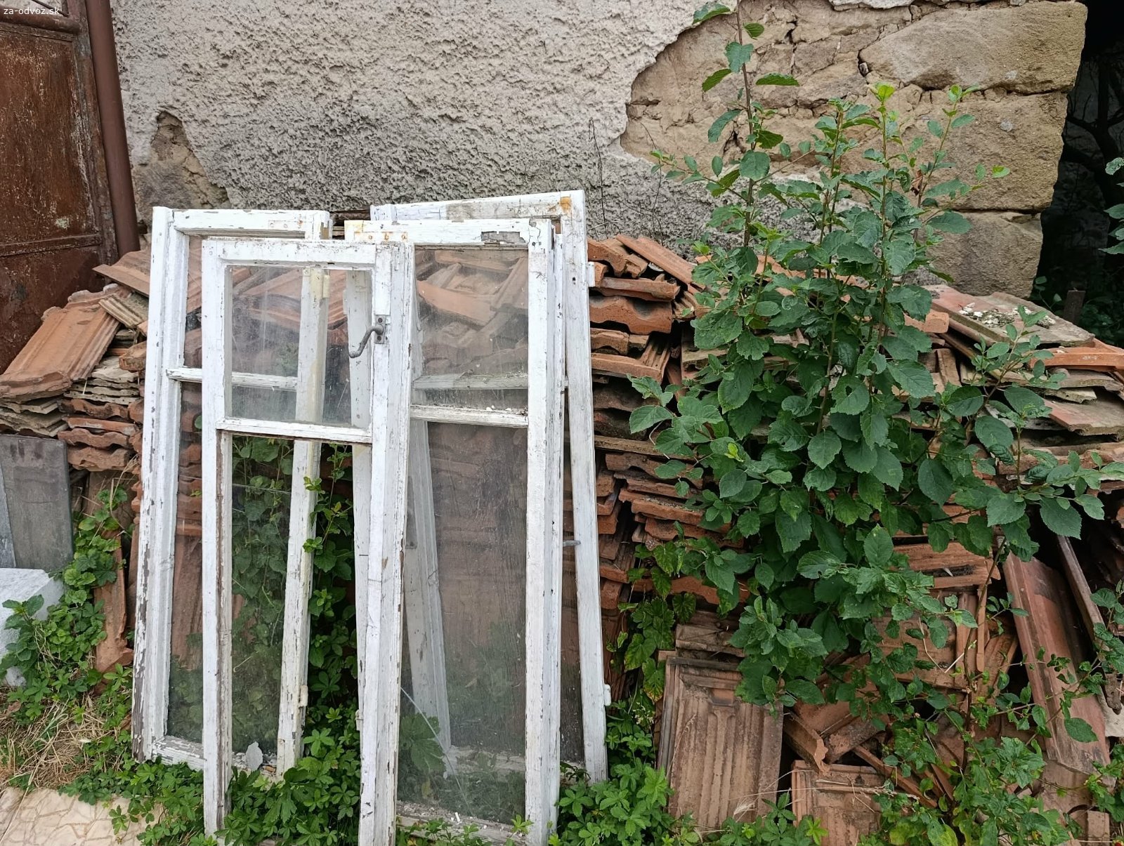 Darujem starú strešnú krytinu. Materiál je pred bránou, môžete si odviesť, číslo domu je odfotené.