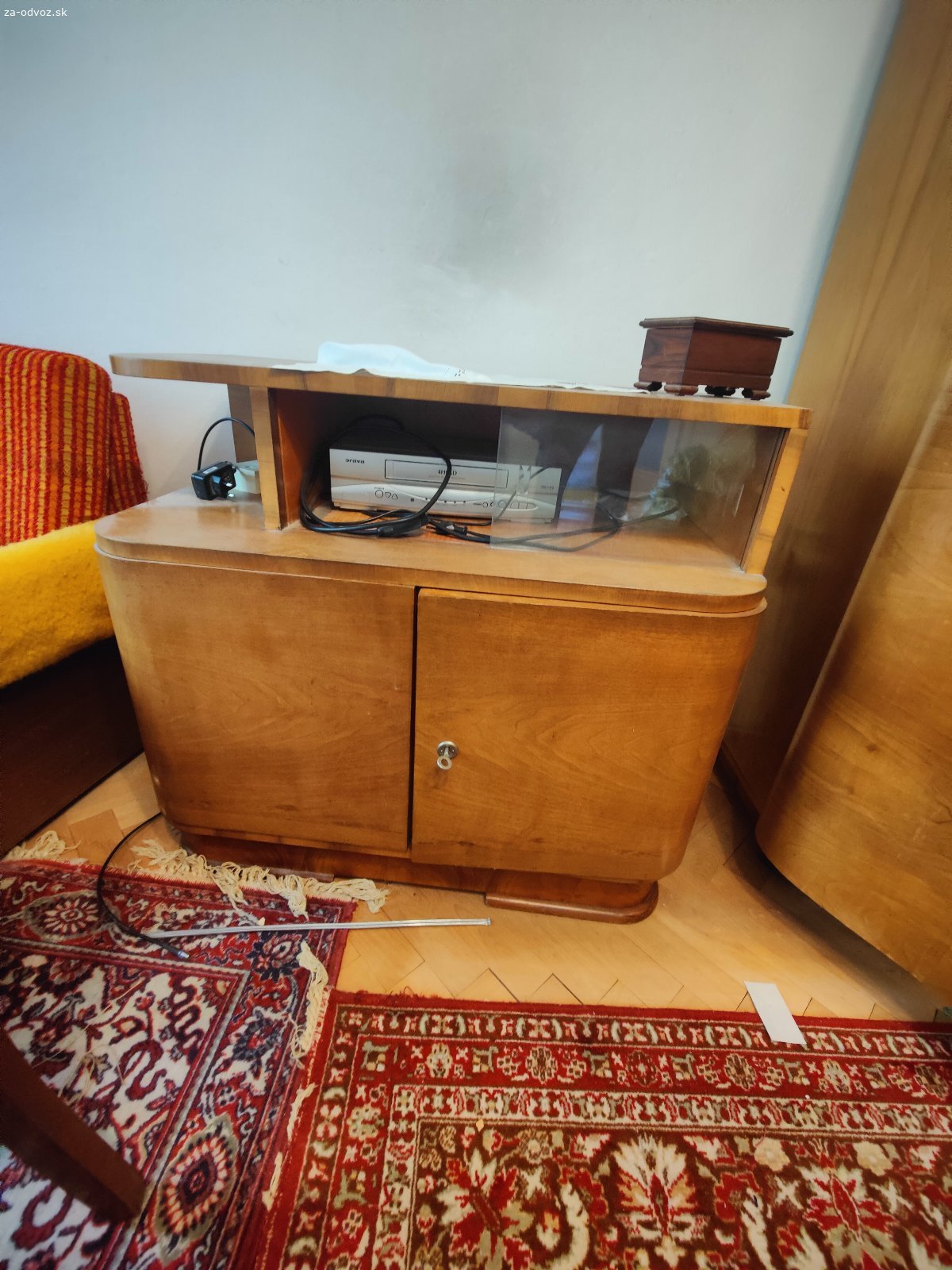 Darujem starý štýlový nábytok. Darujem starý štýlový nábytok v zachovalom stave. Ide asi o 80 ročný , drevený sekretár, nepoškodený z vysokým leskom a presklením .Je to krásny kus , možno na chalupu alebo do väčšieho bytu ako mám ja :-))K nemu je malá komoda , rovnakej serie.
Rozmery - sekretár 250cm , výška vyššej skrine 165 cm , výška s presklenou časťou 124cm.
Rozmer komody (skrinky) š.90cm s v.82 cm.