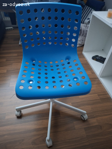 Súrne darujem stôl a stoličku