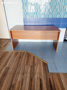 Darujem stolík a stôl do kancelárie