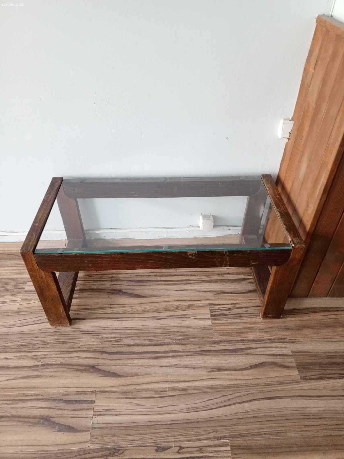 Darujem stolík a stôl do kancelárie. Darujem kancelársky stôl bez zásuviek a konferenčný stolík, vhodné do kancelárie. 
Stôl je 150 x 60 x 80 cm, stolík 100 x 50 x 50 cm.