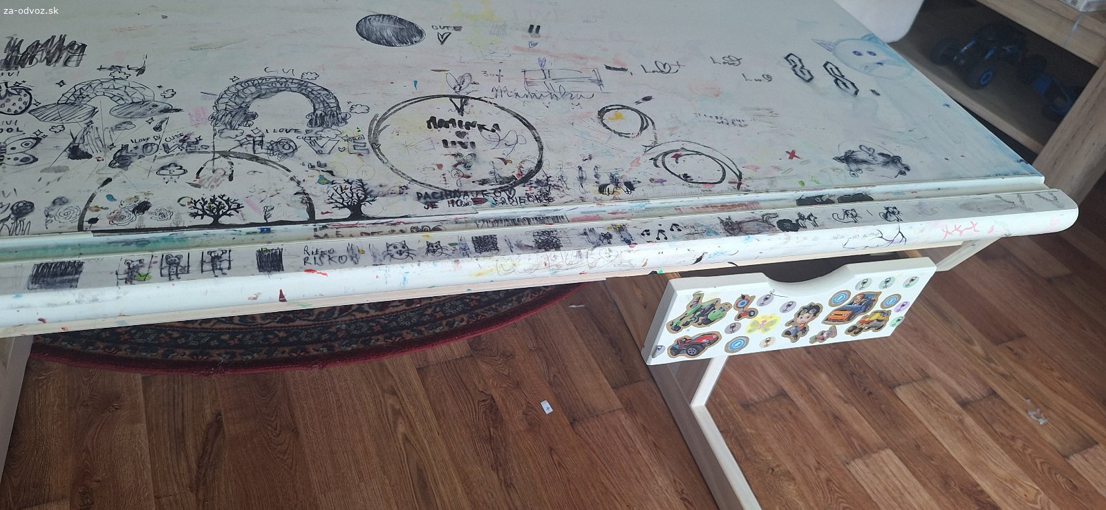 Darujem stolik a stolicku. Darujeme. Stol je funkcny, rastuci, avsak pocmarany, mne sa to nepodarilo odstranit. 110x56cm.PK centrum.