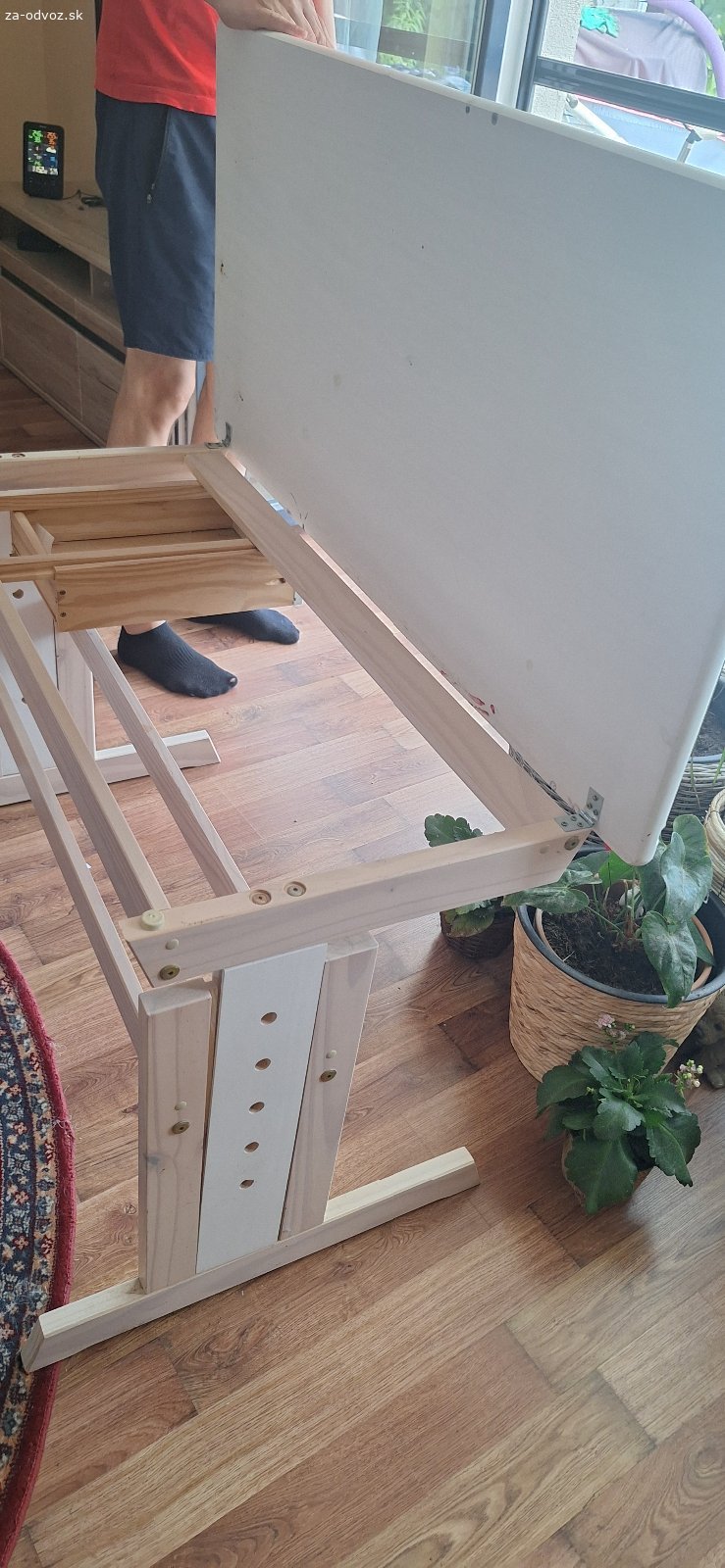 Darujem stolik a stolicku. Darujeme. Stol je funkcny, rastuci, avsak pocmarany, mne sa to nepodarilo odstranit. 110x56cm.PK centrum.