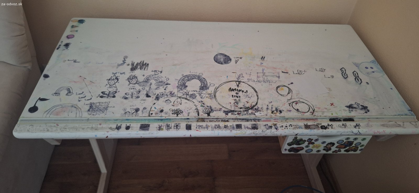 Darujem stolik a stolicku. Darujeme. Stol je funkcny, rastuci, avsak pocmarany, mne sa to nepodarilo odstranit. 110x56cm.PK centrum.