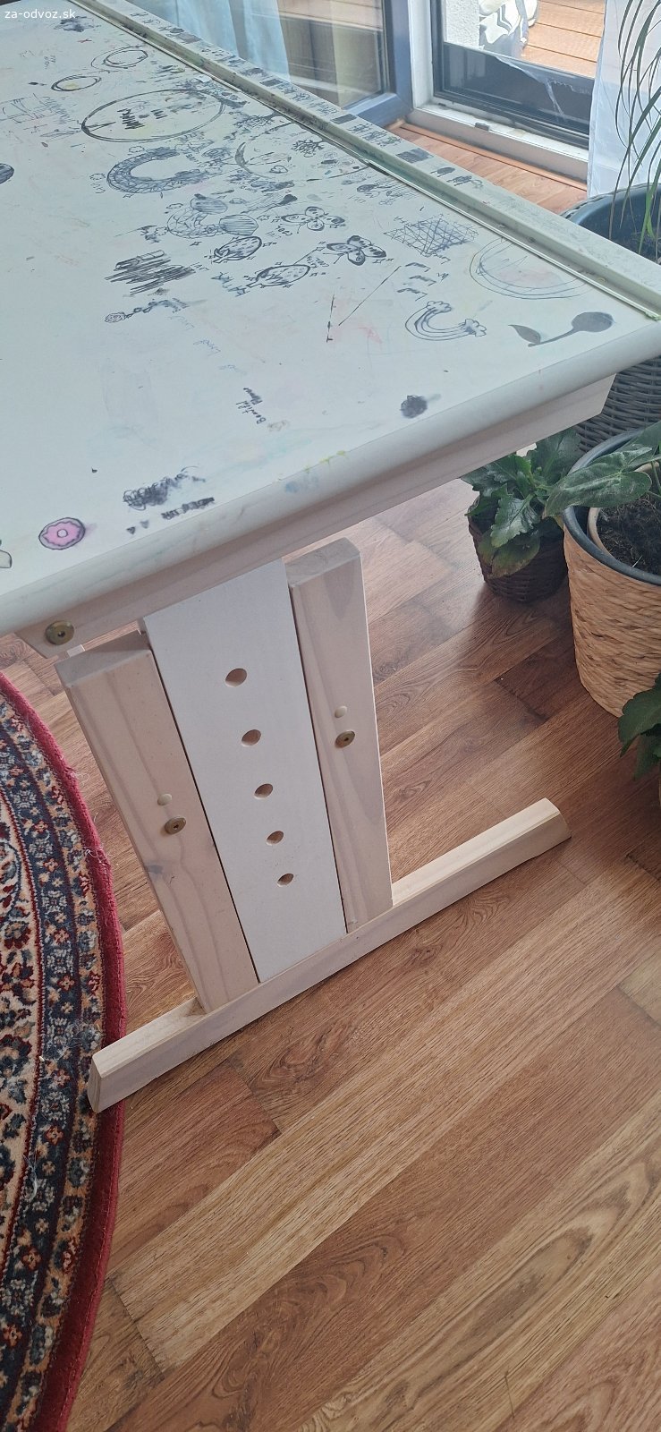 Darujem stolik a stolicku. Darujeme. Stol je funkcny, rastuci, avsak pocmarany, mne sa to nepodarilo odstranit. 110x56cm.PK centrum.