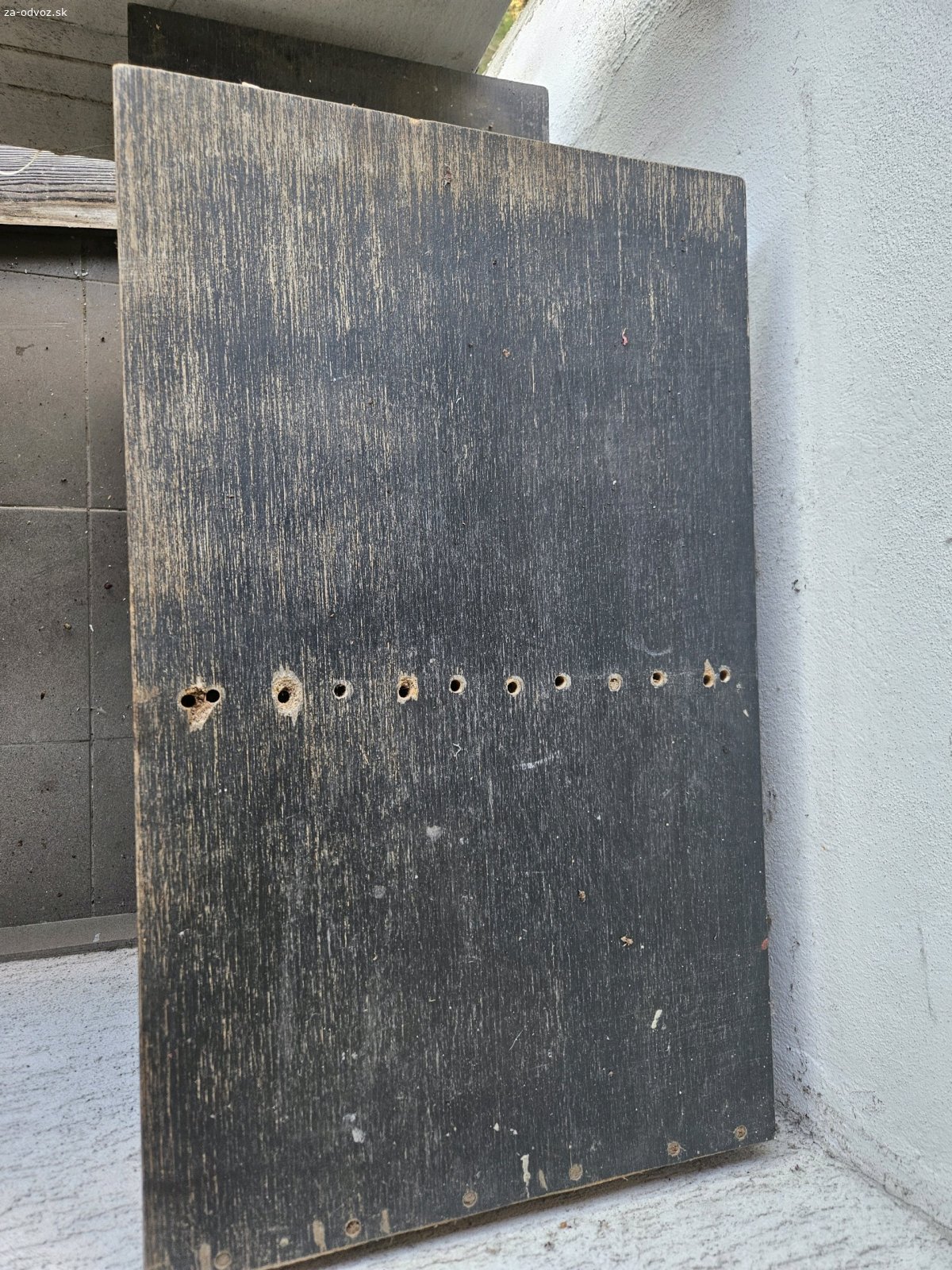 Darujem stolik/policu. Darujem túto policu, stála na balkóne, slúžila na kvetináče, je to masív, ale s dierami na vrchu, pôvodne časť iného nábytku. Možno niekomu poslúži.