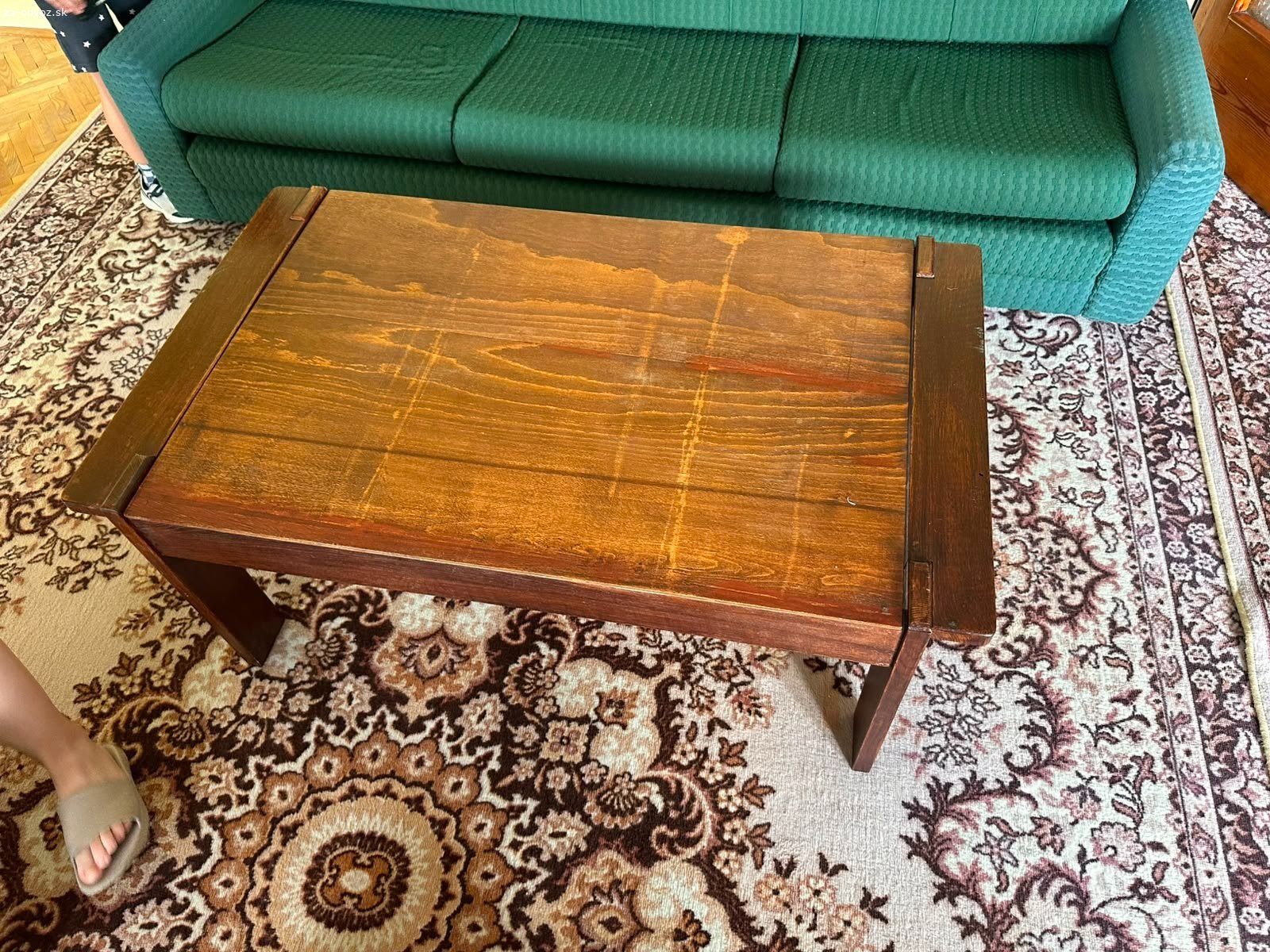 Darujem stolíky. Kto prvý príde, ten prvý berie. K dispo 2 ks nočné stolíky, 1 ks konferenčný, 1 ks taký príručný, 1 ks pracovný stôl, 1 ks taka mini skrinka so sklom. Odber najneskôr do piatku 24.7. Po tomto dátume to budeme likvidovať.