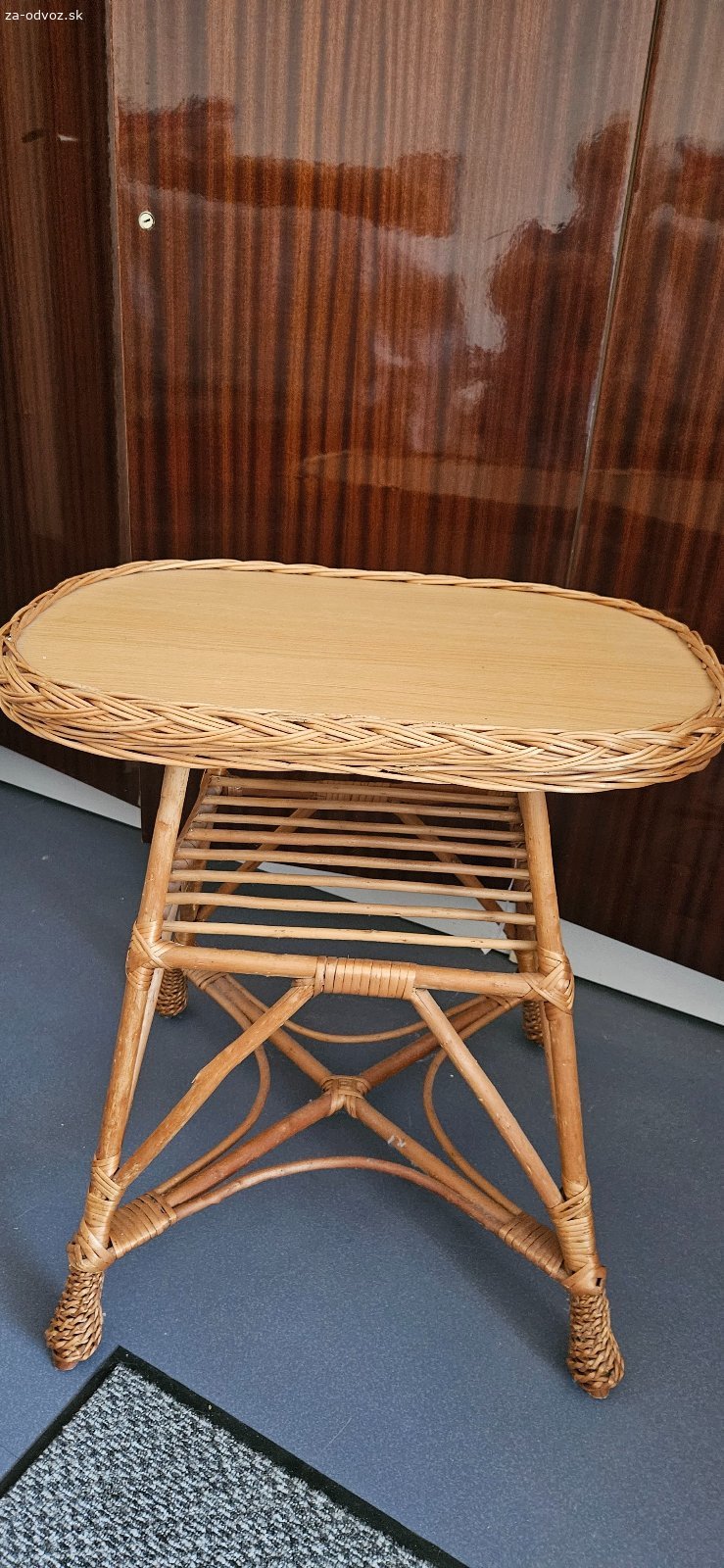 Darujem súpravu a stolík. Darujem 2 prútené kreslá a stolìk k tomu a do obývačky konferenčný stolík presklený 120 × 70.