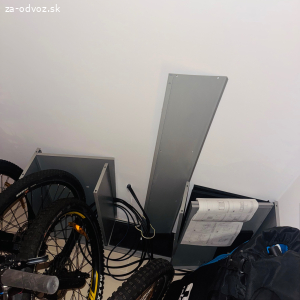 Darujem technickú nadstolovú skriňu